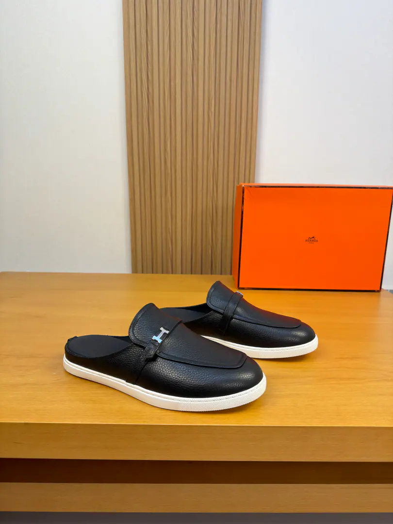 【 HERMES】I'm in love with you, Max. High-end quality Original List·I'm gonna take a little bit of a slipper. Shoe.: Original🔝Skin of a stale calf., Shoe Dan..Brand metal buttons and cross-arms decoration Uchi.: Water-tied cow skin. Otsumi!: Ultra Light OriginalTPR.Rubber. Form Super-high-quality control.·- I'm doing a little work.: Highlight(High-end·- How expensive.·Slot) Size: 39-44（38.45.46.Make a reservation.)·H0231