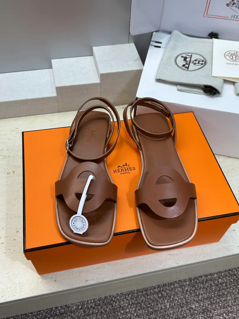 Plant prices(Full plane box.) Holly! Requisition level I'm in love with you, Max. Hermes 2026Spring and summer. Marinella Pig nose pattern.Chaine d’Ancre The bare toes. HHome LetterlogoThe squared head is colored and empty. Material: I'll import a cow's skin on my shoe.+In the skin of the watered cow.+Italy is a big-ass country. Size: 34-43（34.40.41.42.43Custom without re-offer）
