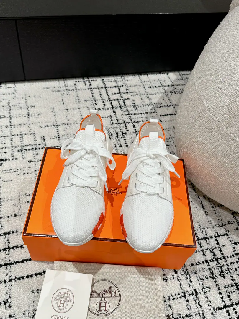 ¥Men+10 #Top Version Couple money. Hermes I'm in love with you, Max. 24/ fe new arrival~ Autumn and winter money. Bouncing Couples.👫Sports Leisure shoes. The most comfortable shoes in love with horses., No, I don't.1⃣️, It's a nice, light foot., You don't get tired of shopping.👍 Bullskins.+Wire Nice touch., She's beautiful and she's got a lot of clothes., It's light and comfortable. It's so light. Sports and leisure are the two things. Step on it.💩That's great.！ ✔️Fabulous.:Imported cattle skin+Wire ✔️Uchi.:The imported inlet was for silk and sheep. ✔️Otsumi!:AdoptionIP+TPU(Multi-colour Letters)German technology exposure machine seamlessly combined ✔️Size:#35-46(Women40.41Men45.46Do it.) 🎁Top class. Synchronize full packaging