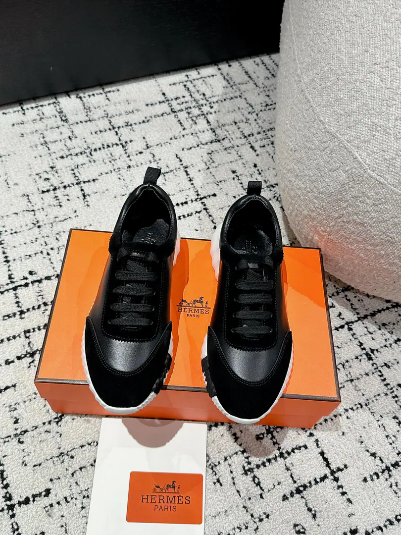 Layout Leather. #Top Version Couple money. Hermes I'm in love with you, Max. 24/ fe new arrival~ Autumn and winter money. Bouncing Couples.👫Sports Leisure shoes. The most comfortable shoes in love with horses., No, I don't.1⃣️, It's a nice, light foot., You don't get tired of shopping.👍 Bullskins.+Wire Nice touch., She's beautiful and she's got a lot of clothes., It's light and comfortable. It's so light. Sports and leisure are the two things. Step on it.💩That's great.！ ✔️Fabulous.:Imported cattle skin+Wire ✔️Uchi.:The imported inlet was for silk and sheep. ✔️Otsumi!:AdoptionIP+TPU(Multi-colour Letters)German technology exposure machine seamlessly combined ✔️Size:#35-46(Women40.41Men45.46Do it.) 🎁Top class. Synchronize full packaging