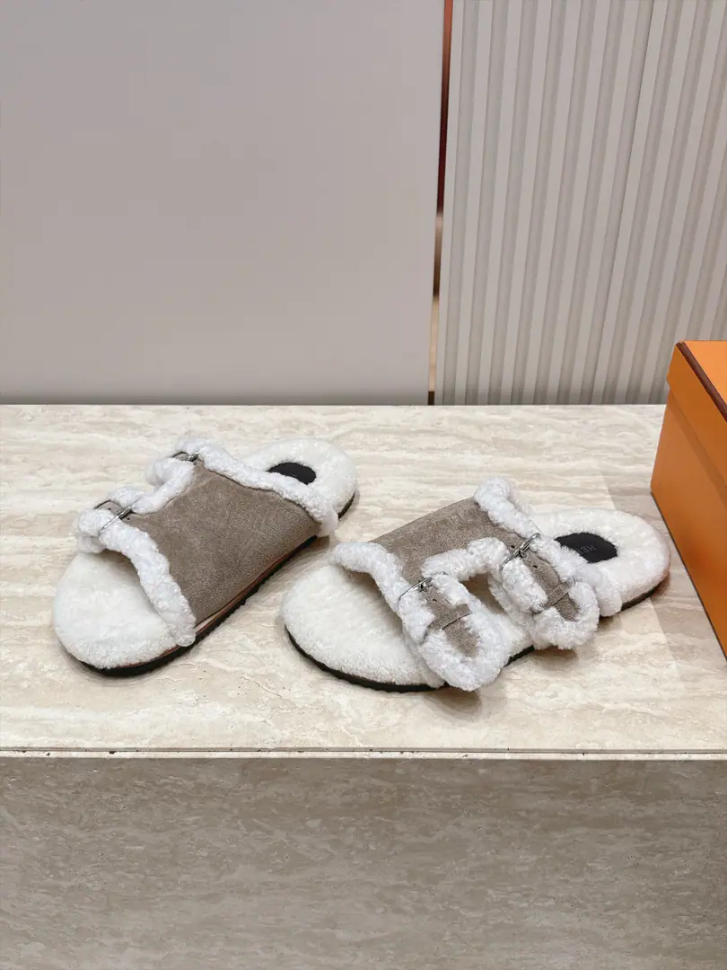 Hermes I'm in love with you, Max. New old fur slippers.！ This is so cute.～ ♪ Soft and fluffy hair ♪, It's warm and warm.! I'm gonna raise my legs.! Autumn and winter with socks and lazy. The upper feet are really nice and fashionable.!It's so beautiful.! Imported sheep cakes, ♪ My hands are so delicate and so soft and smooth ♪ Original model rubber bottom Size: 35-39（40/41Custom）