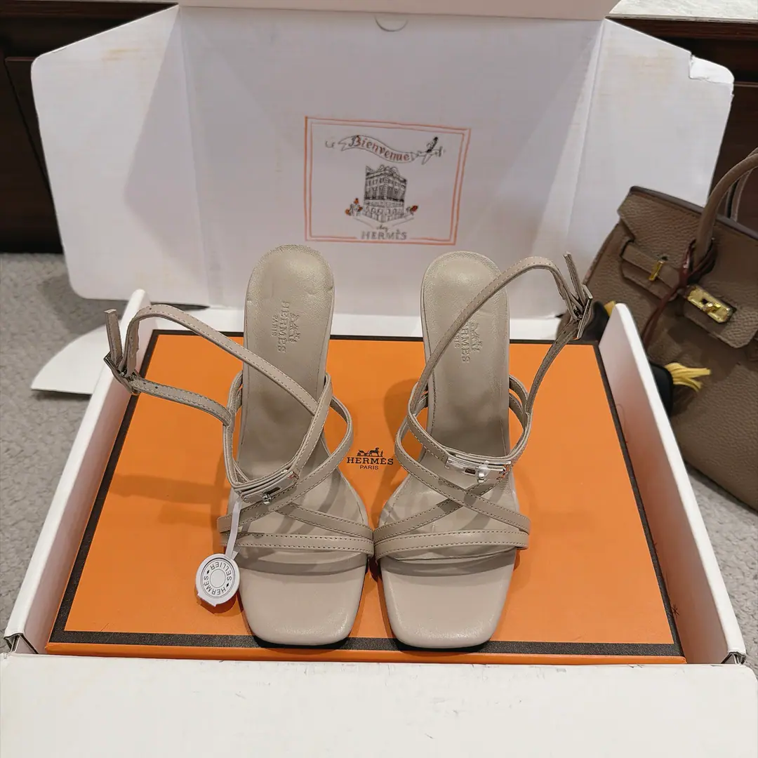 【10.5cmGroup Chart】Get out of the factory. Hermes I'm in love with you, Max. Muse High heels.———————————Fashion is a lot more than a couple of days. Combining brand-new steelKellyBlock It's super comfortable. Every detail is perfect. Cotted with color-teletoned, pure shoe buttons Design is simple and fluid. ♪ Make fashion so soft ♪ Original calf skin original1:1A sole-model shoe heel./The original is really a big one. ▪️He's tall.:10.5cm 7cm 4cm Three and three. ▪️SIZE: 34-43（34.40.41.42.43Customize or not change）