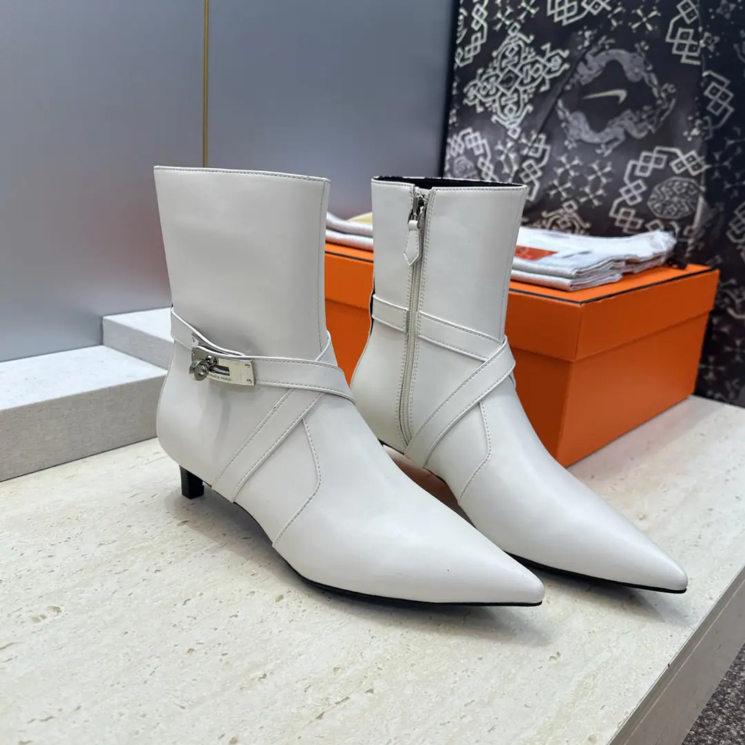 Plant prices HermesI'm in love with you, Max. 2026Autumn and winter money.Nice Crossing punk styleKellyAnd pull the naked female boots. HThe same letter as the star.logoChevalier boots with low and pointy heads. Material:I'll import a cow's skin on my shoe./Import sheep, skin.+In the skin of the watered cow.+Italy is a big-ass country. He's tall.:4CM Size: 35-39(34.40.41.42Custom without re-offer)