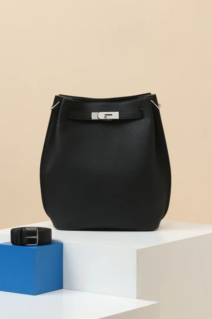 🇨🇳Model:SK22 Colours: CK89Black Dimensions: Long22 × High30 × Kuan12 Shoulder length TogoCowskin. ClassicKellyBlank-drink buckets. MarkerKellyRotation lock A corrugated leather shoulder belt. Inline zippers and plug bags ♪ And I can't bear ♪, Tilt or carry as backpack Made in France. Metals.:- Pump.