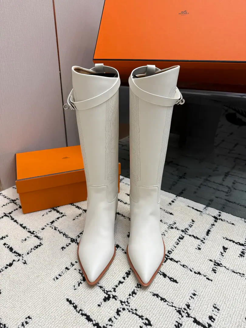 Hit the hole. Top VersionHemers🧡I'll get what I'm seeing. kellyMetal button boots./Boots Series Autumn and winter money. HERMESThe price of the old boots and boots is close.2WThe high price of the boot is naturally unique in its process and quality, and all the leather is custom-made for import., The inside materials are also custom-made cattle skin.,, You'll have to make provisions for everything in a good fit., And the style is always worn in the boots of knights who never wear out of fashion. Shoe.: Original cow skin（Laser） Uchi.: Importing cattle and skins Otsumi!: That's a little skin. Codes: 35–39（40.41.42No, no, no, no, no.)