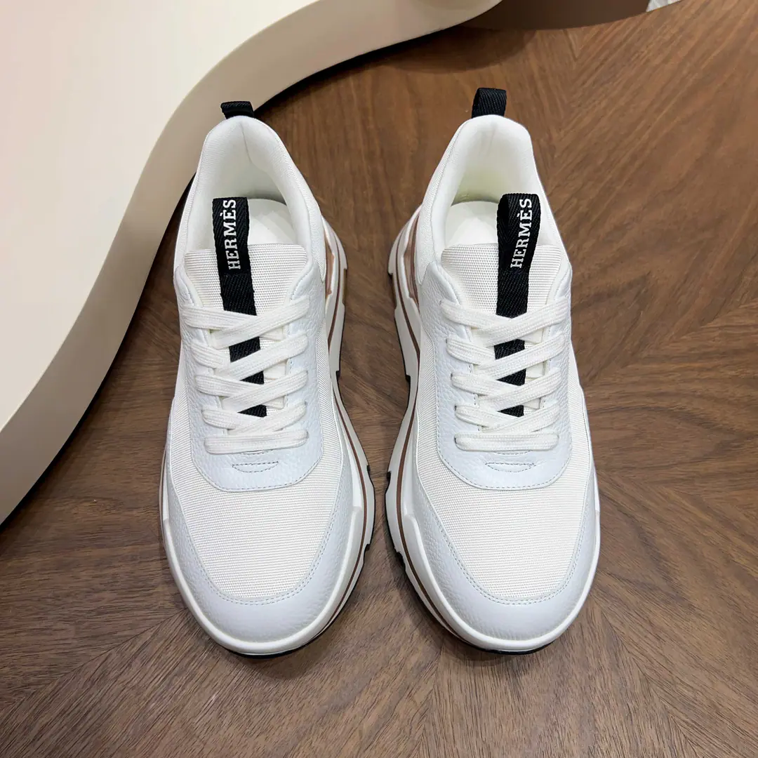 Hermes A thick-deck man's sneakers. Skins of cattle and sneakers., It's symbolic.HDetails. The modern shape of contrast design that creates a sense of motion. Imported cattle skin+In the cow's skin.+Over-reflection light base Size:39-44(38.45Custom）