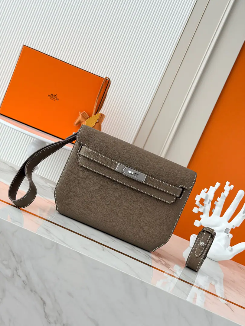 Current in stock ✅ Kelly Depeches 25cm togoPee. Elephant ash., Silver button. MostinMan's handbag. Depeches25 This leather is really a prodigal., With a shoulder belt and a second to go under the armpit., The fashion is coming out of the air., This bag is very...HFamily origin, KellyThat's what you're trying to do., You must come in too.！🤩 It's a great match.✨You can be a man of arms., Or a slant., And I can still be a handbag., You're not moving with a bag?😘
