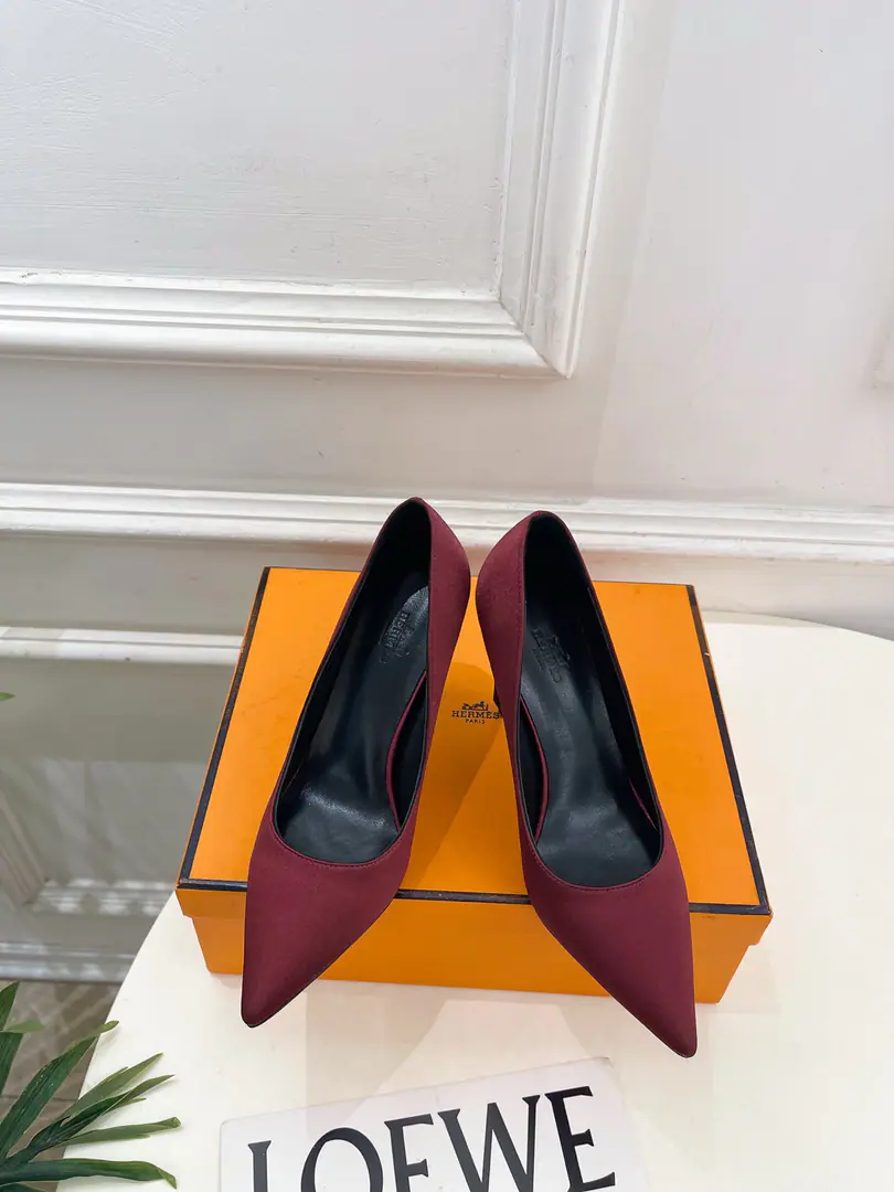 🐎𝐇𝐄𝐑𝐌𝐄* Irmath. 26𝐬𝐬 🌈2026Autumn and winter brand new. New money in the cabinet. MirageMetal chains and pointy heels. Series〰 ◽Shoe.: Original custom silk/The sheep. ◽️ Uchi.: Import mixed sheep skin ◽Otsumi!: The original Italian is a big one. ◽He's tall.: 9.5cm ◽Shoes.: 35-39（40.41I'll make sure I don't change it.） ◽Plant price ◽Numbering: 2608045