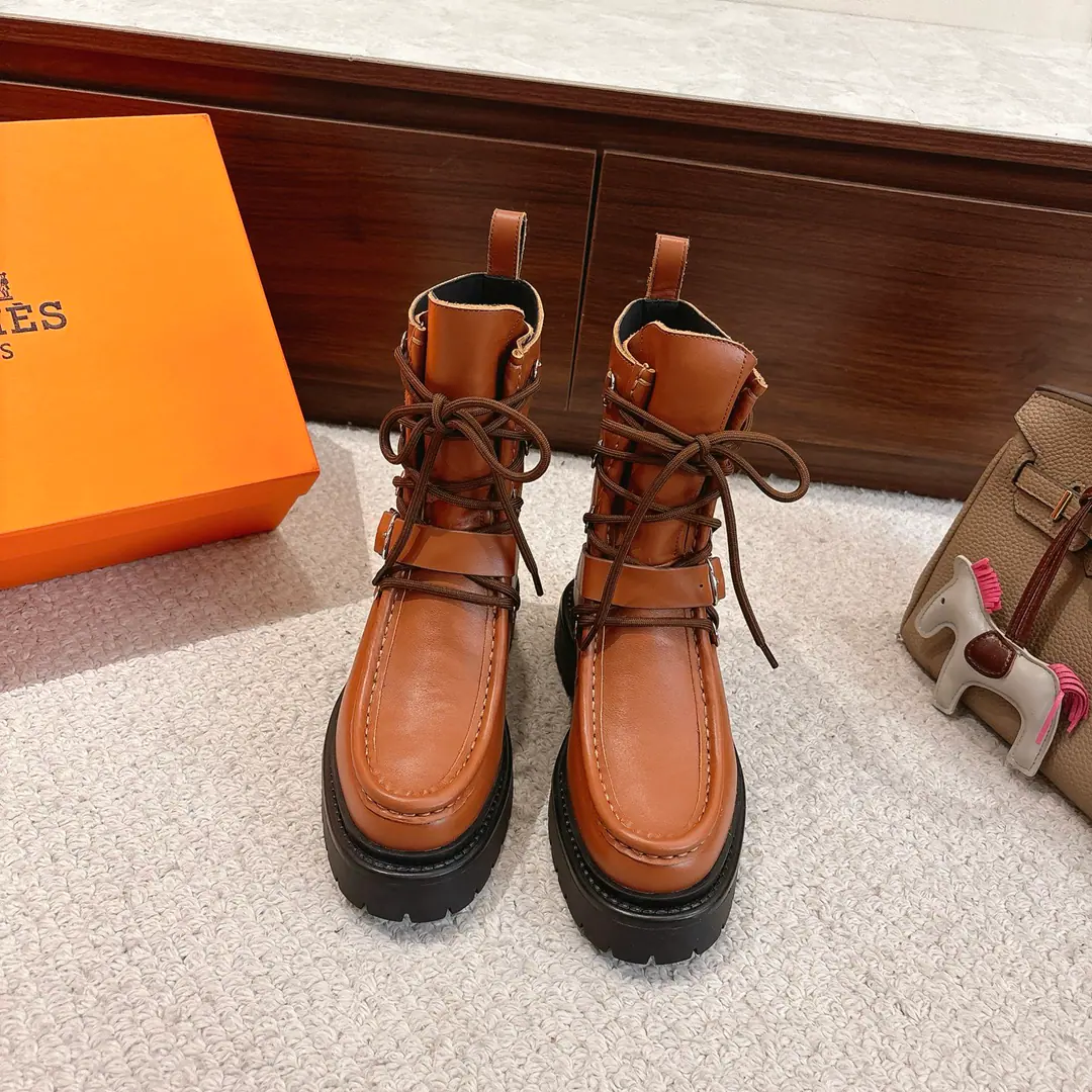 Get out of the factory. Hermes I'm in love with you, Max. LandAnd the ankle boots.———————————Fashion is a lot more than a couple of days. It's super comfortable. Every detail is perfect. OriginalswiftCowskin./Original1:1The only one's five-pound button./Original rubber floor ▪️He's tall.: 3.5cm ▪️SIZE: 35~41（40.41Customize or not change）
