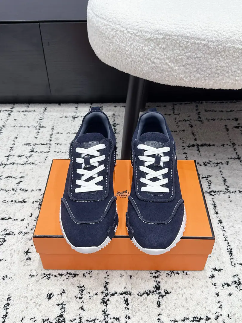 Men+10 HermesI'm in love with you, Max. 26/ New-colour classics. Leisure sports shoes The couple's leisurely tracker's shoes combined with high-tech canvas and skin-skinned goats., Exaggerating on the soles of rubber shoes.“Letter, Italic design and bright colours show dynamism, Re-initiating brand design inspiration. A simple walk around the city., Feel free and comfortable.. ✔️Fabulous.: Special fabric and anti-featur. ✔️Uchi.: Customize air network ✔️Otsumi!: Shade it.TPU+Rubber foam material ✔️Bottom: 3CM ✔️Size: 35-45（Women40 Men45Do it.）