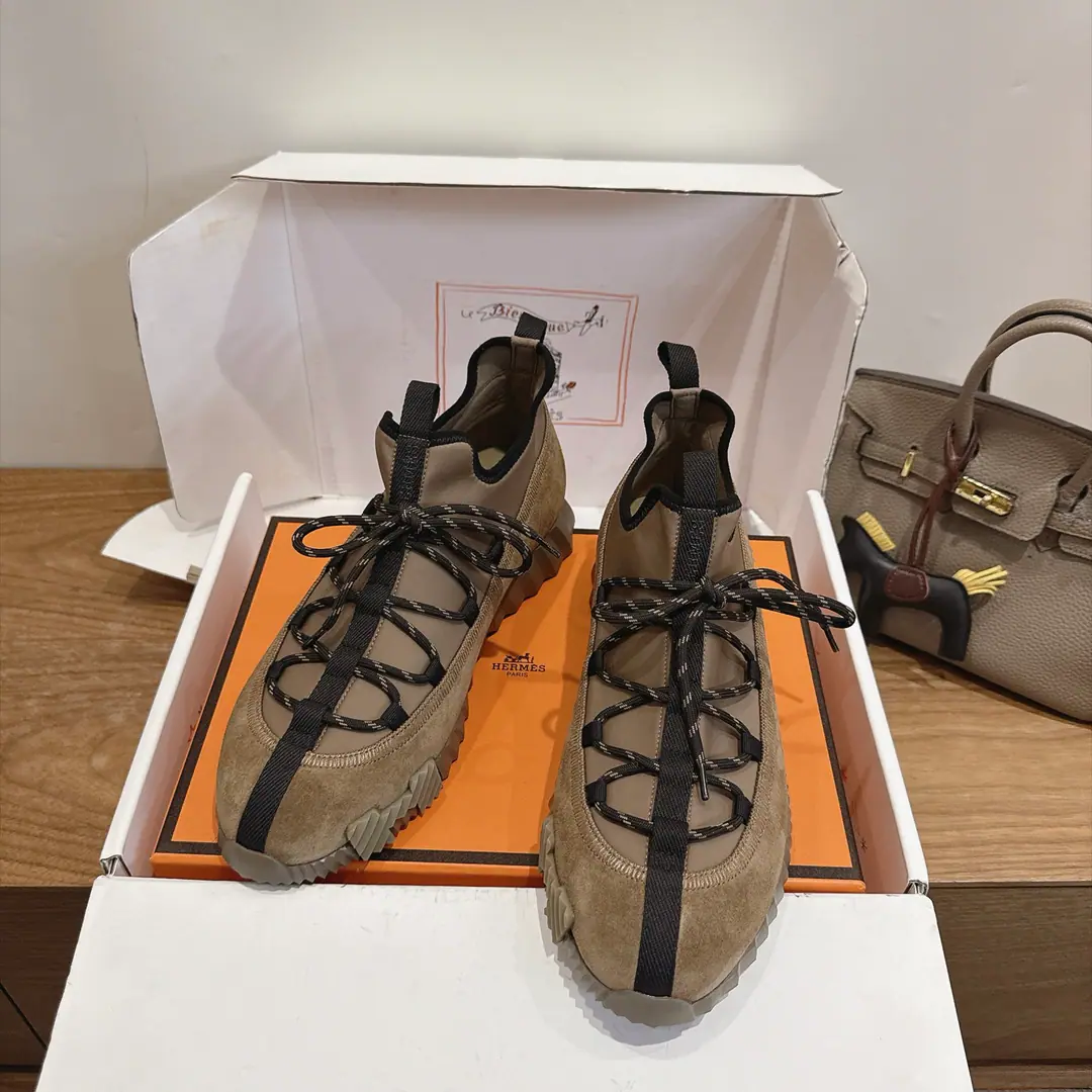herme…s ss26new arrival～ The cabinet is a big fan of the couple., HThe first shoe-shoes to be used in the distribution.！ It's a classic for the Equestrian. Every season has many colors. It's definitely one of the most worthy of purchase. There are gods of the man.!Don't miss it.！！ He's so light., It's so cozy. It's been a long time., It's not expensive. There's a little coil behind the back with the help with the shoes. Top class. 35-44, - It's a deal.45 46 Men➕20
