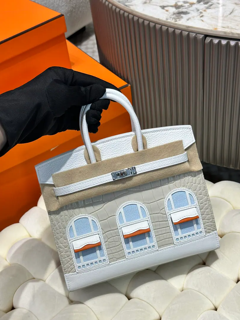 White The house bag. 🏠 SuperLimit Current Whitetogo♪ Alligator ice white ♪ It's a beautiful, very collection house.🏠 birkin mini size 20cm 25cm The outer seams. It's so cute. Silver button.