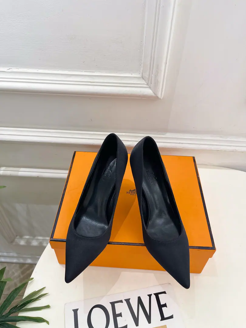 🐎𝐇𝐄𝐑𝐌𝐄* Irmath. 26𝐬𝐬 🌈2026Autumn and winter brand new. New money in the cabinet. MirageMetal chains and pointy heels. Series〰 ◽Shoe.: Original custom silk/The sheep. ◽️ Uchi.: Import mixed sheep skin ◽Otsumi!: The original Italian is a big one. ◽He's tall.: 9.5cm ◽Shoes.: 35-39（40.41I'll make sure I don't change it.） ◽Plant price ◽Numbering: 2608045