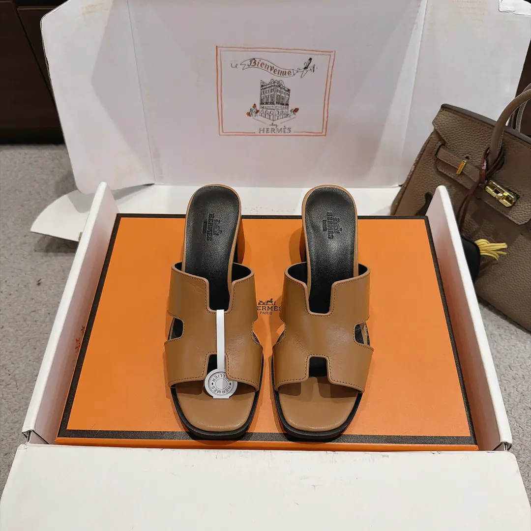 Get out of the factory. Hermes Helia 60Shoes Series ———————————Fashion is a lot more than a couple of days. It's super comfortable. Every detail is perfect. Original CustomiseNappaCowskin./I'm a sheep-skinner./Original private model heels. ▪️He's tall.: 6cm ▪️Otsumi!: The original is a very big one. ▪️SIZE: 35~41（40.41.Customize or not change）