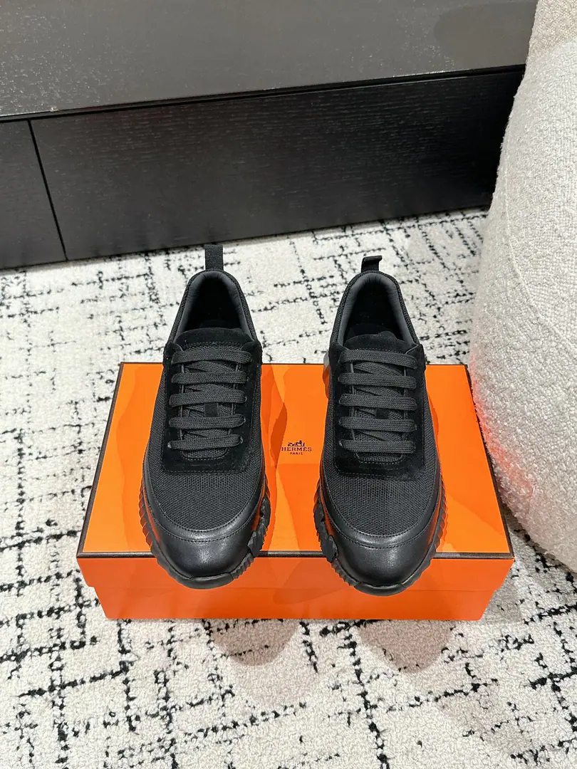 ¥ #Top Version Couple money. Hermes I'm in love with you, Max. 24/ fe new arrival~ Autumn and winter money. Bouncing Couples.👫Sports Leisure shoes. The most comfortable shoes in love with horses., No, I don't.1⃣️, It's a nice, light foot., You don't get tired of shopping.👍 Bullskins.+Wire Nice touch., She's beautiful and she's got a lot of clothes., It's light and comfortable. It's so light. Sports and leisure are the two things. Step on it.💩That's great.！ ✔️Fabulous.:Imported cattle skin+Wire ✔️Uchi.:The imported inlet was for silk and sheep. ✔️Otsumi!:AdoptionIP+TPU(Multi-colour Letters)German technology exposure machine seamlessly combined ✔️Size:#35-46(Women40.41Men45.46Do it.) 🎁Top class. Synchronize full packaging