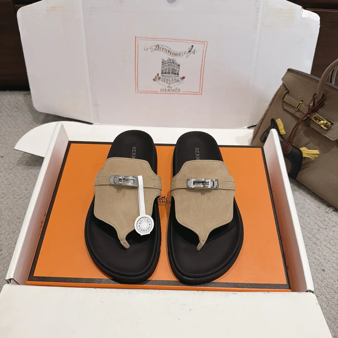 『 New Colour🆕 』Get out of the factory. Hermes I'm in love with you, Max. Classic Uncle tow-toe. Empire Shoes Series———————————Fashion is a lot more than a couple of days. It's super comfortable. Every detail is perfect. OriginalswiftCowskin./- Oh, Pete. Original1:1A single-maned steel.KellyThe hardware button./Original private model ▪️SIZE: 35~41（40.41.42Customize or not change）