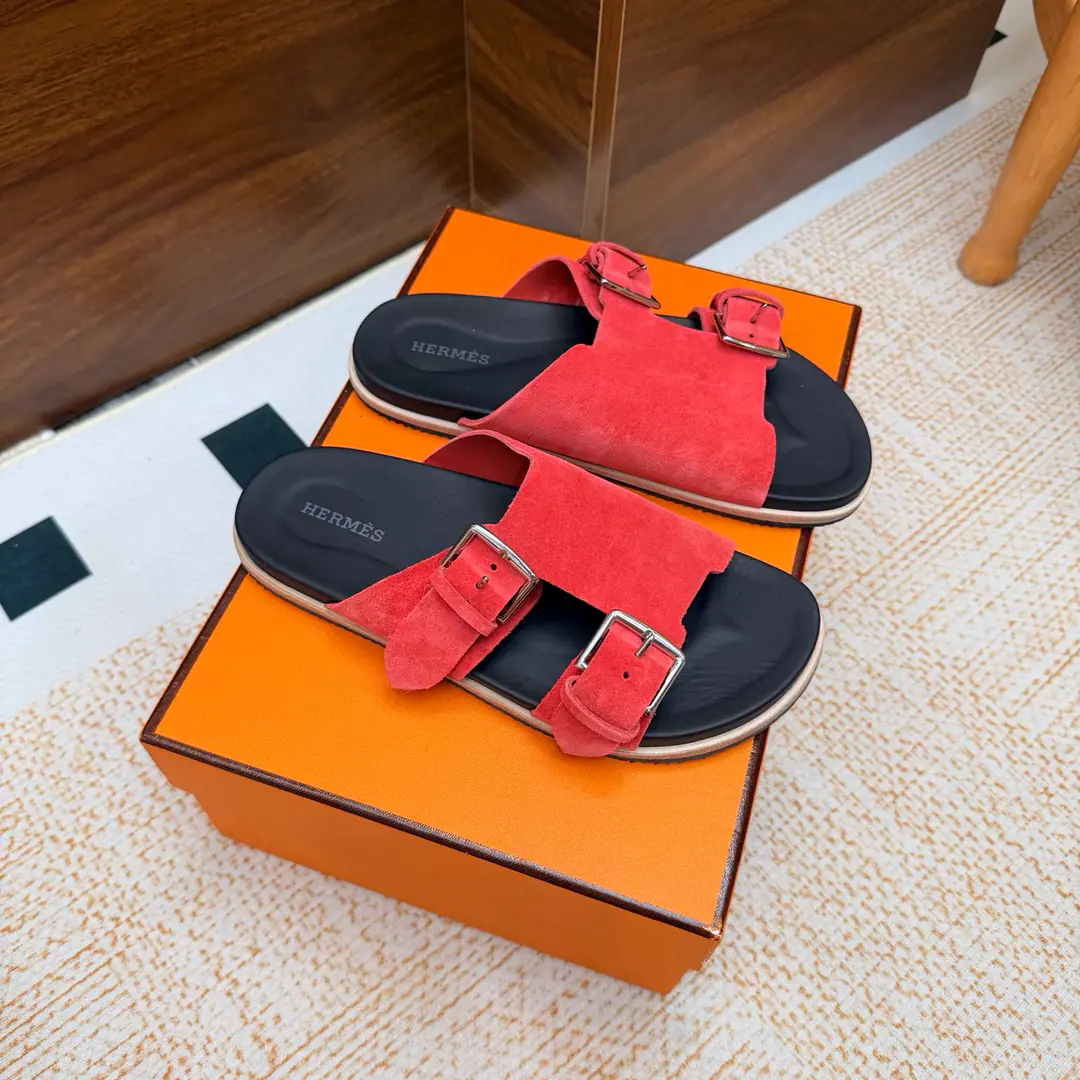 New paragraph 2026The early spring new money. 🧡Hermès/I'm the latest in Armath. Beach slippers. Double button. Shoes. Real leather. The design of the ancients. A strong foreign scene. It's a great fashion., You're so good at all the things on your feet. A simple, simple style that matches a sense of excellence would be great. A hundred-colour lines are hard to love.！ The pasta is imported into the sheep. It's all sheep's skin. Otsumi!: Original Base Size: 35-39 （40/41/42Custom）