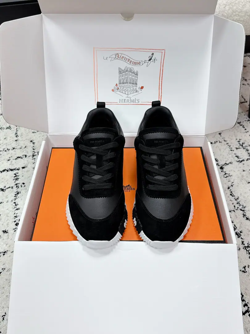 Aircraft box+20 #Requisition of couples Hermes I'm in love with you, Max. 26/ Bouncing Couples. Sports Leisure shoes. Original procurement development Original version one to one. Good stuff is not afraid of late.💗 ❤️Welcome to the comparison of quality material details.🆚 The most comfortable shoes in love with horses., No, I don't.1⃣️, It's a nice, light foot., You don't get tired of shopping.👍Bullskins.+Wire Nice touch., She's beautiful and she's got a lot of clothes., It's light and comfortable. It's so light. Sports and leisure are the two things. Step on it.💩That's great.！ ✔️Fabulous.: Original customized imports of cattle skin/Cow-feat. ✔️Uchi.: The imported inlet was for silk and sheep. ✔️Otsumi!: AdoptionIP+TPU(Multi-colour Letters)German technology exposure machine seamlessly combined ✔️Size: #35-46(Women40.41Men45.46Do it.)