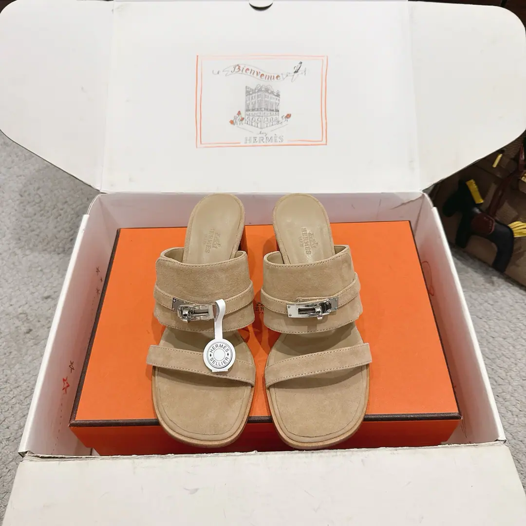 Get out of the factory. Hermes I'm in love with you, Max. Ninon 50Shoes Series———————————Fashion is a lot more than a couple of days. It's super comfortable. Every detail is perfect. OriginalswiftCowskin./- Oh, Pete. Original1:1A sole shoe./Pure steelkellyThe hardware button./The original private model is a big one. ▪️He's tall.: 5cm ▪️SIZE: 35~41（40.41.42.Customize or not change）