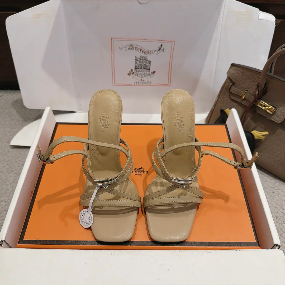 【10.5cmGroup Chart】Get out of the factory. Hermes I'm in love with you, Max. Muse High heels.———————————Fashion is a lot more than a couple of days. Combining brand-new steelKellyBlock It's super comfortable. Every detail is perfect. Cotted with color-teletoned, pure shoe buttons Design is simple and fluid. ♪ Make fashion so soft ♪ Original calf skin original1:1A sole-model shoe heel./The original is really a big one. ▪️He's tall.:10.5cm 7cm 4cm Three and three. ▪️SIZE: 34-43（34.40.41.42.43Customize or not change）