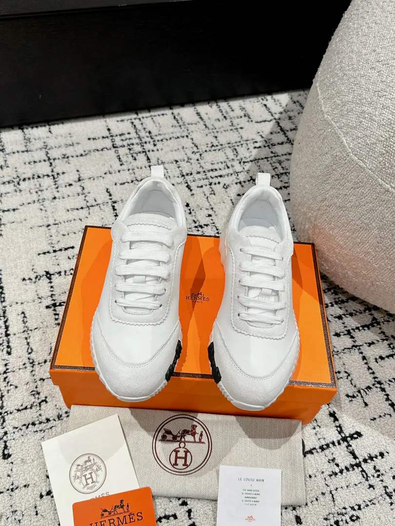 #Top Version Couple money. Hermes I'm in love with you, Max. 24/ fe new arrival~ Autumn and winter money. Bouncing Couples.👫Sports Leisure shoes. The most comfortable shoes in love with horses., No, I don't.1⃣️, It's a nice, light foot., You don't get tired of shopping.👍 Bullskins.+Wire Nice touch., She's beautiful and she's got a lot of clothes., It's light and comfortable. It's so light. Sports and leisure are the two things. Step on it.💩That's great.！ ✔️Fabulous.:Imported cattle skin+Wire ✔️Uchi.:The imported inlet was for silk and sheep. ✔️Otsumi!:AdoptionIP+TPU(Multi-colour Letters)German technology exposure machine seamlessly combined ✔️Size:#35-46(Women40.41Men45.46Do it.) 🎁Top class. Synchronize full packaging