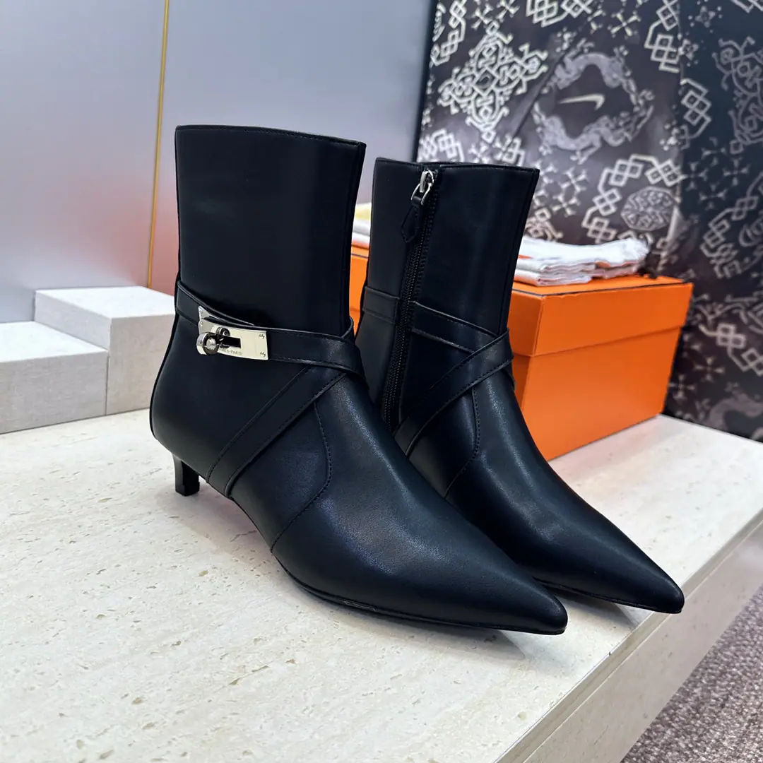 Plant prices HermesI'm in love with you, Max. 2026Autumn and winter money.Nice Crossing punk styleKellyAnd pull the naked female boots. HThe same letter as the star.logoChevalier boots with low and pointy heads. Material:I'll import a cow's skin on my shoe./Import sheep, skin.+In the skin of the watered cow.+Italy is a big-ass country. He's tall.:4CM Size: 35-39(34.40.41.42Custom without re-offer)