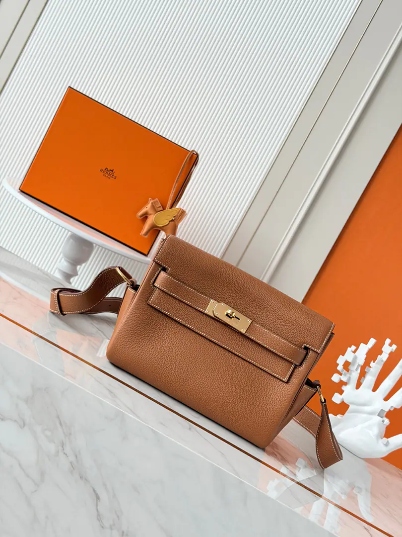 🆕 Current Gold brown buttons.（togo）Pee. kelly messenger 25cmThe same amount for the mailman bag. All-skinned steel hand waxes, Best value for the whole network. Co-payment of postman's bags andkellyThe classic combination of bags., Moderate, It's a practical route., The capacity is also useful., Shoulder band adjustable2A convenient receipt.