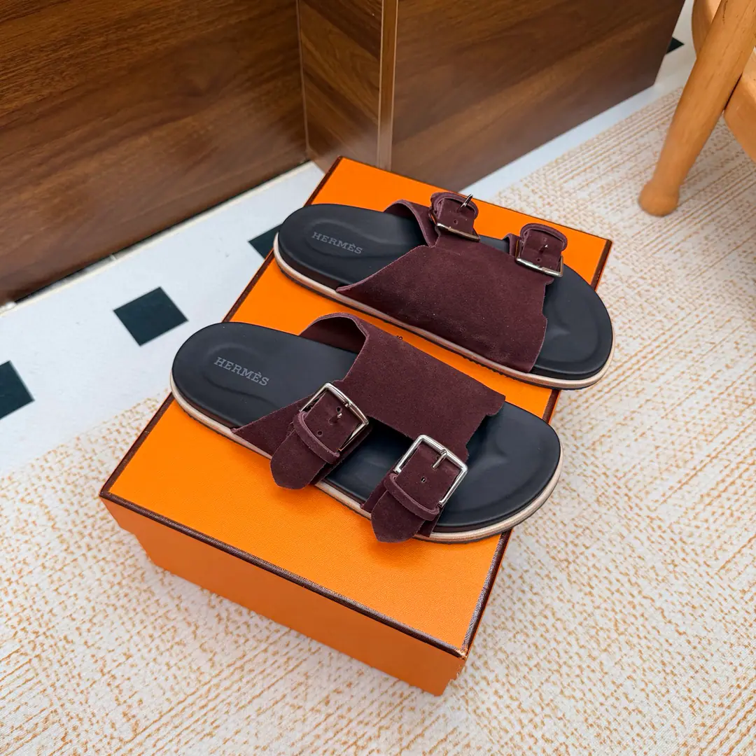 New paragraph 2026The early spring new money. 🧡Hermès/I'm the latest in Armath. Beach slippers. Double button. Shoes. Real leather. The design of the ancients. A strong foreign scene. It's a great fashion., You're so good at all the things on your feet. A simple, simple style that matches a sense of excellence would be great. A hundred-colour lines are hard to love.！ The pasta is imported into the sheep. It's all sheep's skin. Otsumi!: Original Base Size: 35-39 （40/41/42Custom）