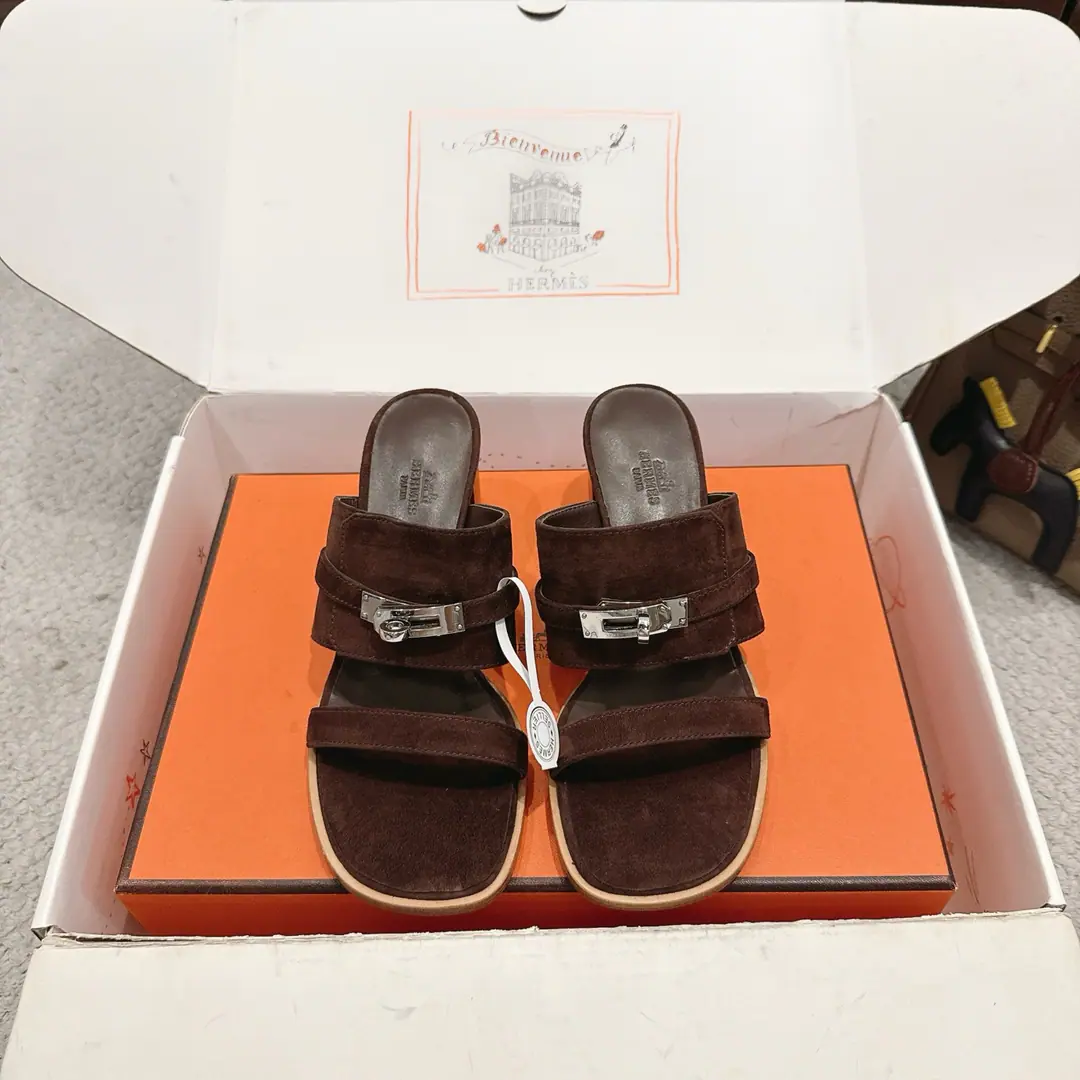 Get out of the factory. Hermes I'm in love with you, Max. Ninon 50Shoes Series———————————Fashion is a lot more than a couple of days. It's super comfortable. Every detail is perfect. OriginalswiftCowskin./- Oh, Pete. Original1:1A sole shoe./Pure steelkellyThe hardware button./The original private model is a big one. ▪️He's tall.: 5cm ▪️SIZE: 35~41（40.41.42.Customize or not change）