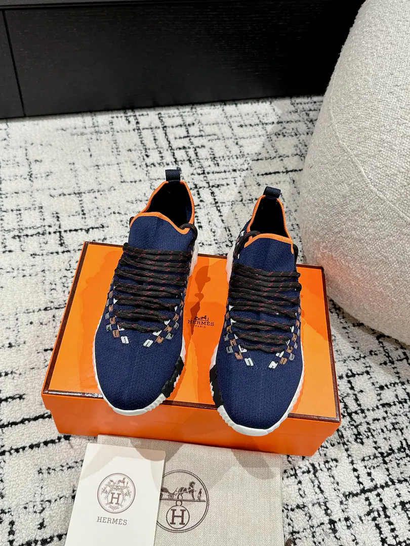 ¥Men+10 #Top Version Couple money. Hermes I'm in love with you, Max. 24/ fe new arrival~ Autumn and winter money. Bouncing Couples.👫Sports Leisure shoes. The most comfortable shoes in love with horses., No, I don't.1⃣️, It's a nice, light foot., You don't get tired of shopping.👍 Bullskins.+Wire Nice touch., She's beautiful and she's got a lot of clothes., It's light and comfortable. It's so light. Sports and leisure are the two things. Step on it.💩That's great.！ ✔️Fabulous.:Imported cattle skin+Wire ✔️Uchi.:The imported inlet was for silk and sheep. ✔️Otsumi!:AdoptionIP+TPU(Multi-colour Letters)German technology exposure machine seamlessly combined ✔️Size:#35-46(Women40.41Men45.46Do it.) 🎁Top class. Synchronize full packaging