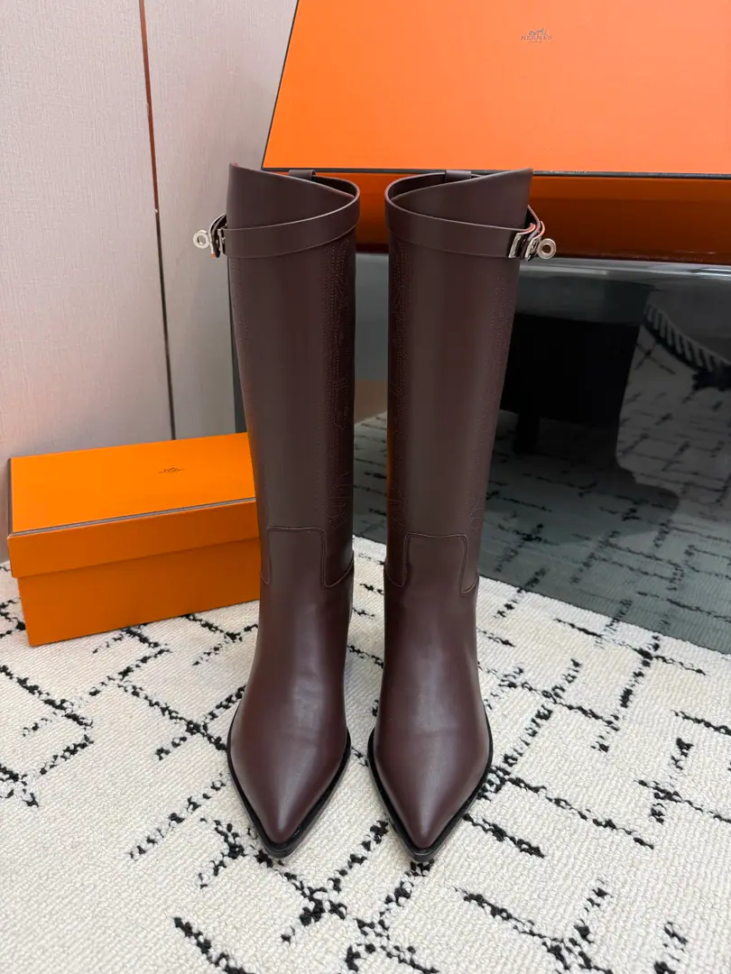 Hit the hole. Top VersionHemers🧡I'll get what I'm seeing. kellyMetal button boots./Boots Series Autumn and winter money. HERMESThe price of the old boots and boots is close.2WThe high price of the boot is naturally unique in its process and quality, and all the leather is custom-made for import., The inside materials are also custom-made cattle skin.,, You'll have to make provisions for everything in a good fit., And the style is always worn in the boots of knights who never wear out of fashion. Shoe.: Original cow skin（Laser） Uchi.: Importing cattle and skins Otsumi!: That's a little skin. Codes: 35–39（40.41.42No, no, no, no, no.)