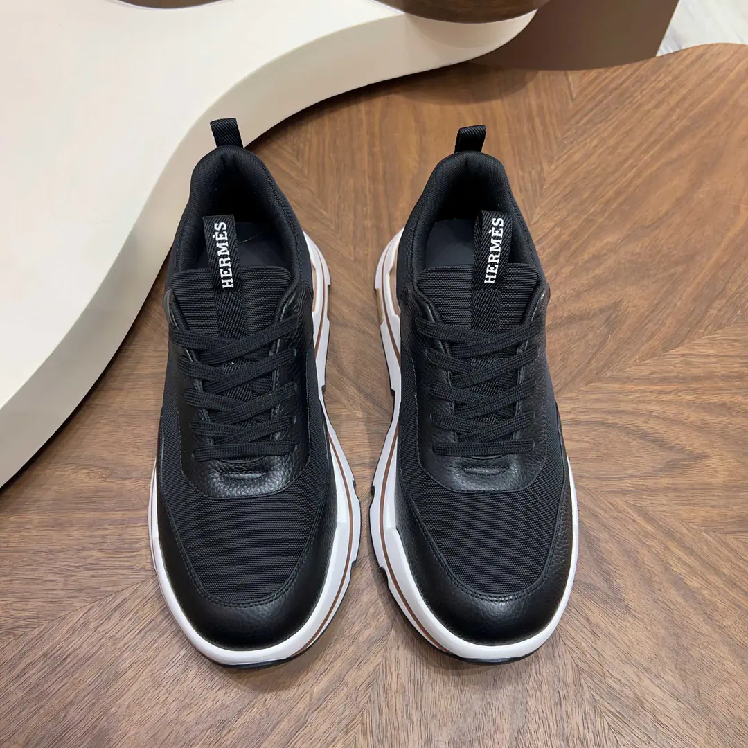 Hermes A thick-deck man's sneakers. Skins of cattle and sneakers., It's symbolic.HDetails. The modern shape of contrast design that creates a sense of motion. Imported cattle skin+In the cow's skin.+Over-reflection light base Size:39-44(38.45Custom）