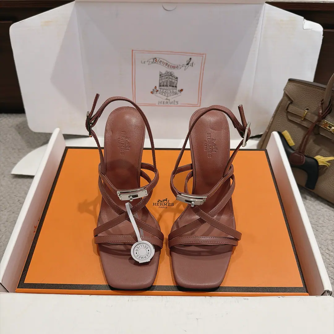 【10.5cmGroup Chart】Get out of the factory. Hermes I'm in love with you, Max. Muse High heels.———————————Fashion is a lot more than a couple of days. Combining brand-new steelKellyBlock It's super comfortable. Every detail is perfect. Cotted with color-teletoned, pure shoe buttons Design is simple and fluid. ♪ Make fashion so soft ♪ Original calf skin original1:1A sole-model shoe heel./The original is really a big one. ▪️He's tall.:10.5cm 7cm 4cm Three and three. ▪️SIZE: 34-43（34.40.41.42.43Customize or not change）