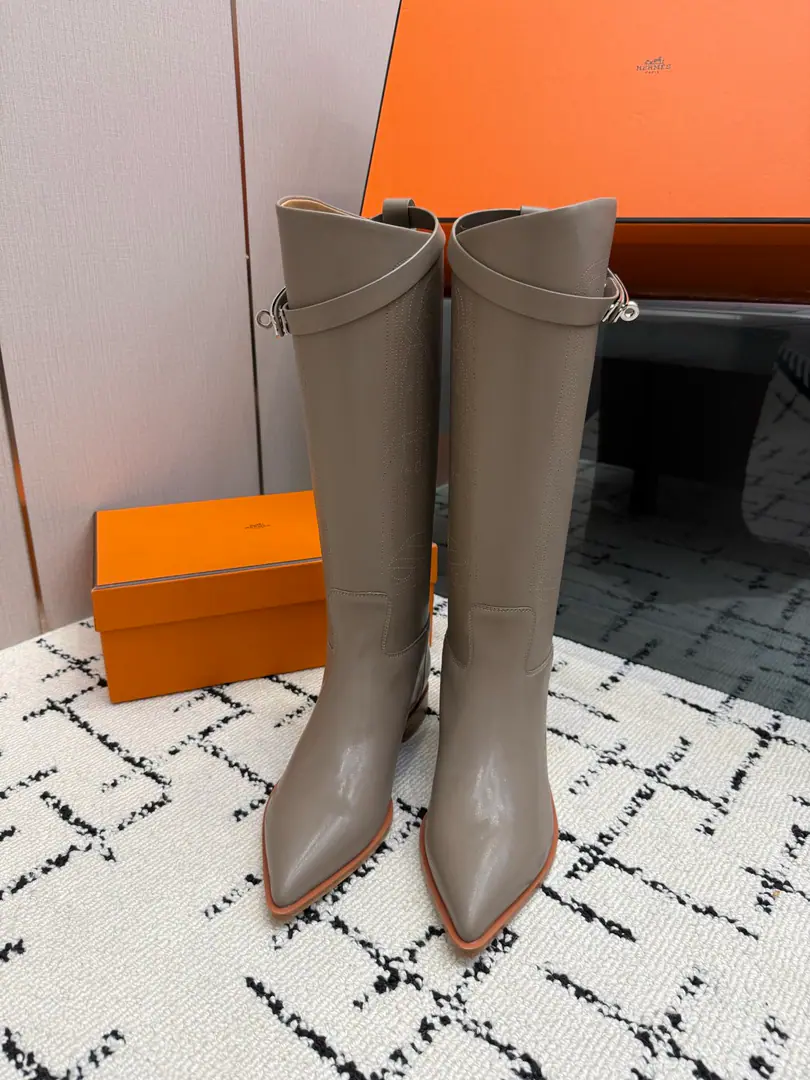 Hit the hole. Top VersionHemers🧡I'll get what I'm seeing. kellyMetal button boots./Boots Series Autumn and winter money. HERMESThe price of the old boots and boots is close.2WThe high price of the boot is naturally unique in its process and quality, and all the leather is custom-made for import., The inside materials are also custom-made cattle skin.,, You'll have to make provisions for everything in a good fit., And the style is always worn in the boots of knights who never wear out of fashion. Shoe.: Original cow skin（Laser） Uchi.: Importing cattle and skins Otsumi!: That's a little skin. Codes: 35–39（40.41.42No, no, no, no, no.)