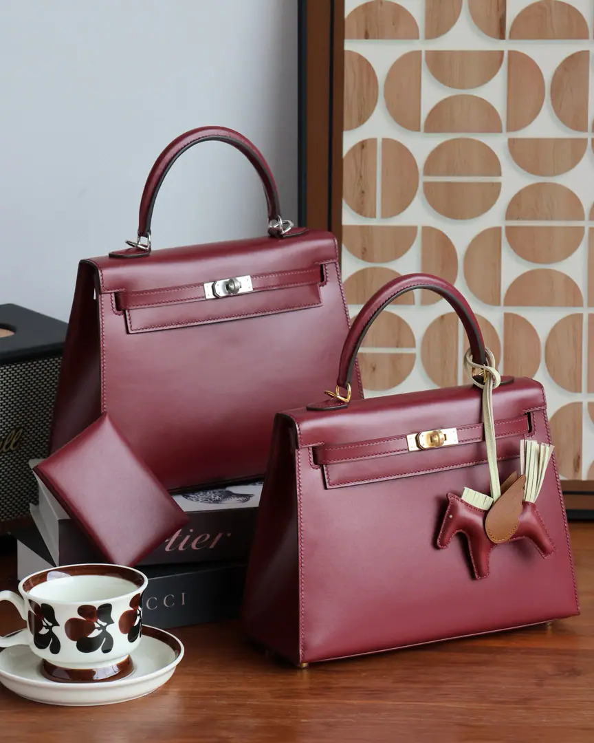 KL25 The outer seams. I'm Erma Sheng Hung. BOX Kim.🆚Silver button. Kelly 25 I love Max Red. BOX Skin is a corrugated skin., It's smooth and bright., It shows the quality of the classic grace., It's a very good fit for official events or special occasions.！HOne of the classic colors of the, This red is so bright and bright., ♪ The passion is pouring ♪, It's full of energy., It's a very recognizable color..