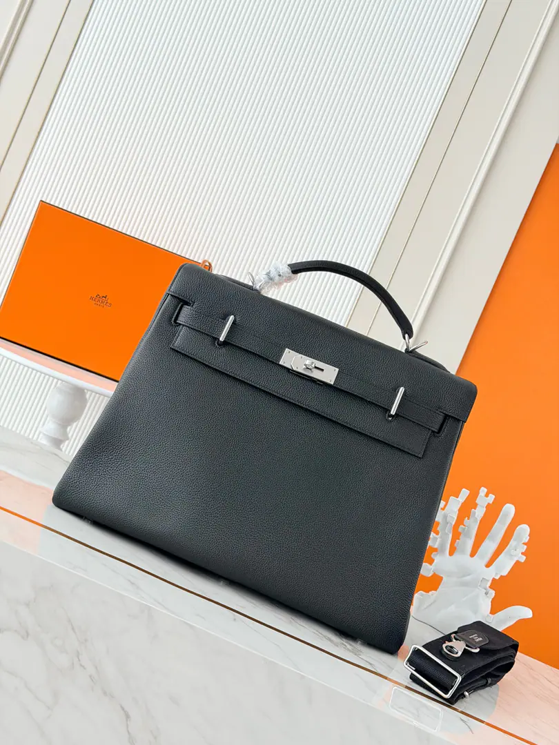 Style: Kelly Max Size: 42*16*28cm Leather: togo From France Hardware: Silver Kelly.Maxi42, Black cow skin.togo, Silver button.