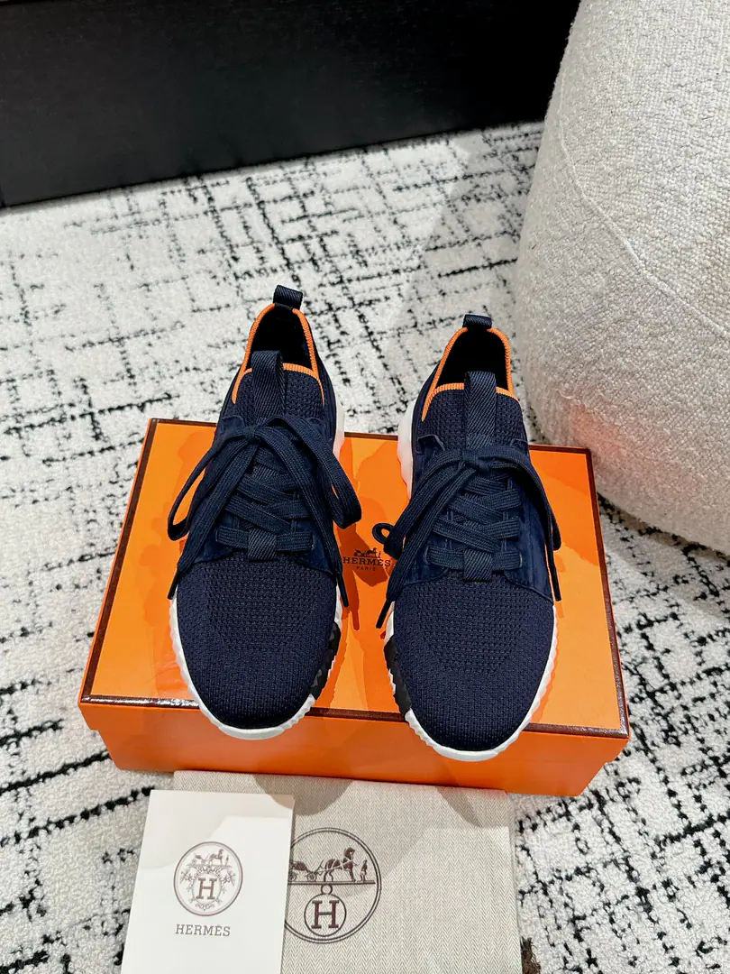 ¥Men+10 #Top Version Couple money. Hermes I'm in love with you, Max. 24/ fe new arrival~ Autumn and winter money. Bouncing Couples.👫Sports Leisure shoes. The most comfortable shoes in love with horses., No, I don't.1⃣️, It's a nice, light foot., You don't get tired of shopping.👍 Bullskins.+Wire Nice touch., She's beautiful and she's got a lot of clothes., It's light and comfortable. It's so light. Sports and leisure are the two things. Step on it.💩That's great.！ ✔️Fabulous.:Imported cattle skin+Wire ✔️Uchi.:The imported inlet was for silk and sheep. ✔️Otsumi!:AdoptionIP+TPU(Multi-colour Letters)German technology exposure machine seamlessly combined ✔️Size:#35-46(Women40.41Men45.46Do it.) 🎁Top class. Synchronize full packaging