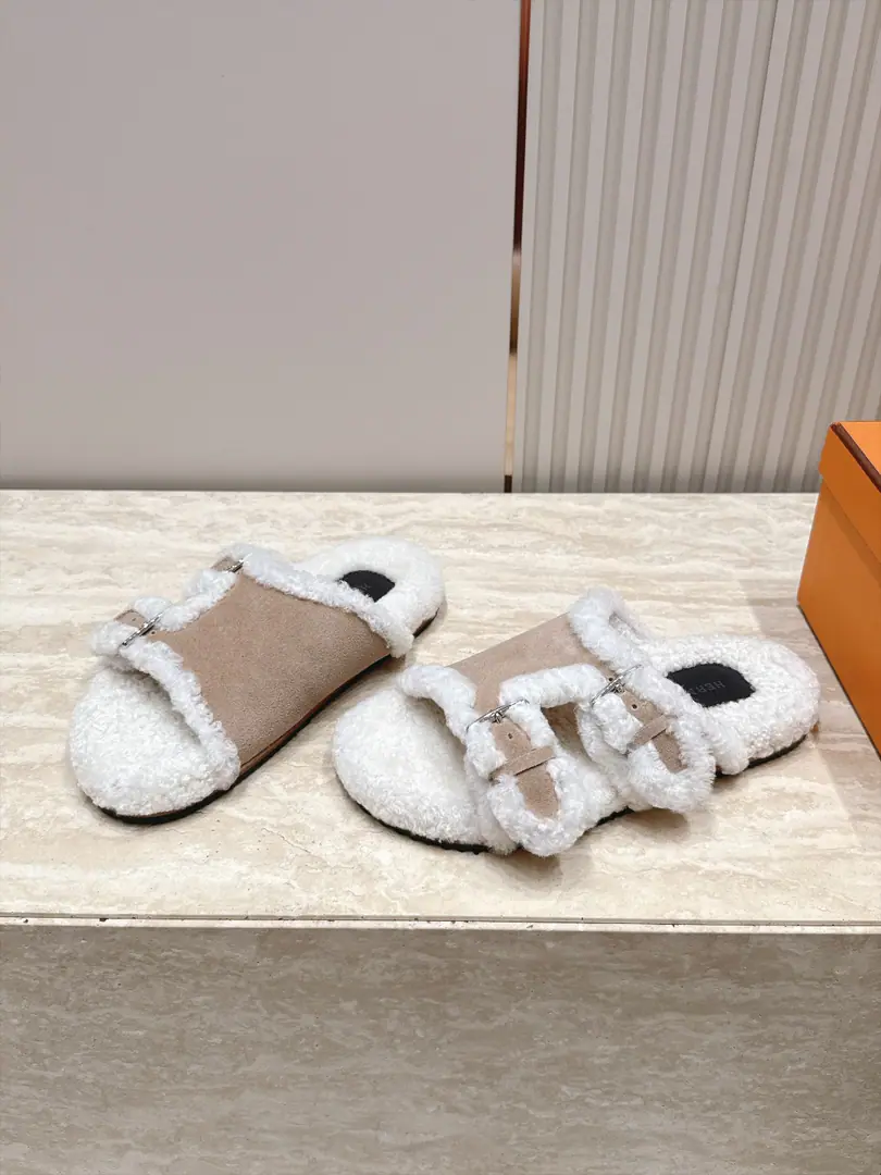 Hermes I'm in love with you, Max. New old fur slippers.！ This is so cute.～ ♪ Soft and fluffy hair ♪, It's warm and warm.! I'm gonna raise my legs.! Autumn and winter with socks and lazy. The upper feet are really nice and fashionable.!It's so beautiful.! Imported sheep cakes, ♪ My hands are so delicate and so soft and smooth ♪ Original model rubber bottom Size: 35-39（40/41Custom）