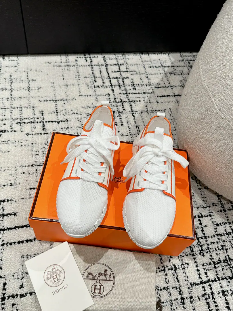 ¥Men+10 #Top Version Couple money. Hermes I'm in love with you, Max. 24/ fe new arrival~ Autumn and winter money. Bouncing Couples.👫Sports Leisure shoes. The most comfortable shoes in love with horses., No, I don't.1⃣️, It's a nice, light foot., You don't get tired of shopping.👍 Bullskins.+Wire Nice touch., She's beautiful and she's got a lot of clothes., It's light and comfortable. It's so light. Sports and leisure are the two things. Step on it.💩That's great.！ ✔️Fabulous.:Imported cattle skin+Wire ✔️Uchi.:The imported inlet was for silk and sheep. ✔️Otsumi!:AdoptionIP+TPU(Multi-colour Letters)German technology exposure machine seamlessly combined ✔️Size:#35-46(Women40.41Men45.46Do it.) 🎁Top class. Synchronize full packaging