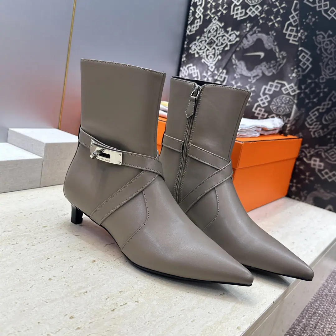 Plant prices HermesI'm in love with you, Max. 2026Autumn and winter money.Nice Crossing punk styleKellyAnd pull the naked female boots. HThe same letter as the star.logoChevalier boots with low and pointy heads. Material:I'll import a cow's skin on my shoe./Import sheep, skin.+In the skin of the watered cow.+Italy is a big-ass country. He's tall.:4CM Size: 35-39(34.40.41.42Custom without re-offer)