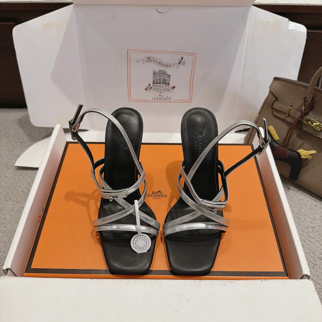 【10.5cmGroup Chart】Get out of the factory. Hermes I'm in love with you, Max. Muse High heels.———————————Fashion is a lot more than a couple of days. Combining brand-new steelKellyBlock It's super comfortable. Every detail is perfect. Cotted with color-teletoned, pure shoe buttons Design is simple and fluid. ♪ Make fashion so soft ♪ Original calf skin original1:1A sole-model shoe heel./The original is really a big one. ▪️He's tall.:10.5cm 7cm 4cm Three and three. ▪️SIZE: 34-43（34.40.41.42.43Customize or not change）