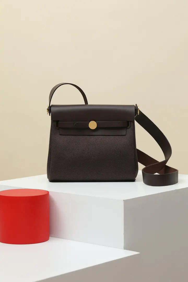 🇨🇳Model: HB20 Colours: 46Umino Dimensions:Long20xDeep17xKuan7centimetres Shoulder length: cm H Vikingcanvas andHunterBull shoulder bag.. The saddle nails are locked. - Outside zipping back pocket. Shoulder belt. Shoulder or slash Made in France.