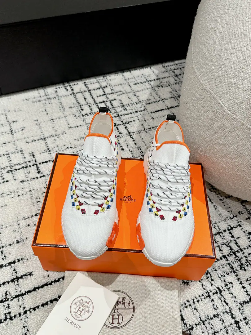 ¥Men+10 #Top Version Couple money. Hermes I'm in love with you, Max. 24/ fe new arrival~ Autumn and winter money. Bouncing Couples.👫Sports Leisure shoes. The most comfortable shoes in love with horses., No, I don't.1⃣️, It's a nice, light foot., You don't get tired of shopping.👍 Bullskins.+Wire Nice touch., She's beautiful and she's got a lot of clothes., It's light and comfortable. It's so light. Sports and leisure are the two things. Step on it.💩That's great.！ ✔️Fabulous.:Imported cattle skin+Wire ✔️Uchi.:The imported inlet was for silk and sheep. ✔️Otsumi!:AdoptionIP+TPU(Multi-colour Letters)German technology exposure machine seamlessly combined ✔️Size:#35-46(Women40.41Men45.46Do it.) 🎁Top class. Synchronize full packaging