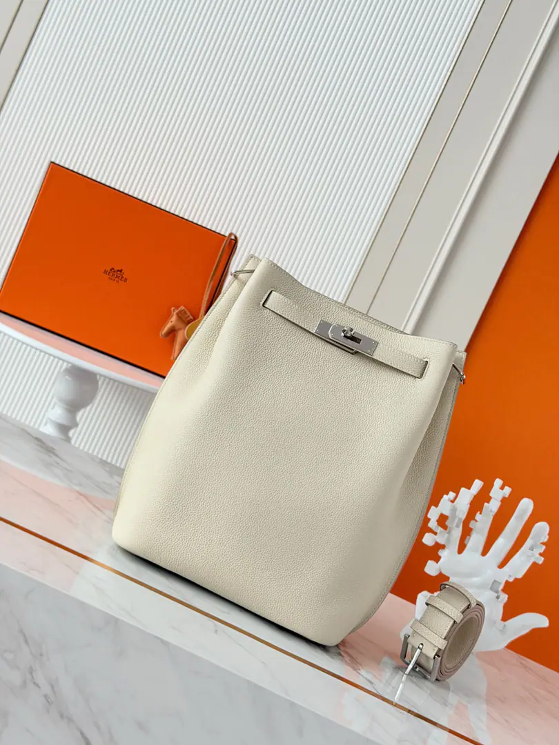 So Kelly Pumper bag. 22cm Original plant importTogoPee.【White milkshake.】Silver button. General allowance for men and women Sync Hand-crystal sewn Pure steel hardware. Current