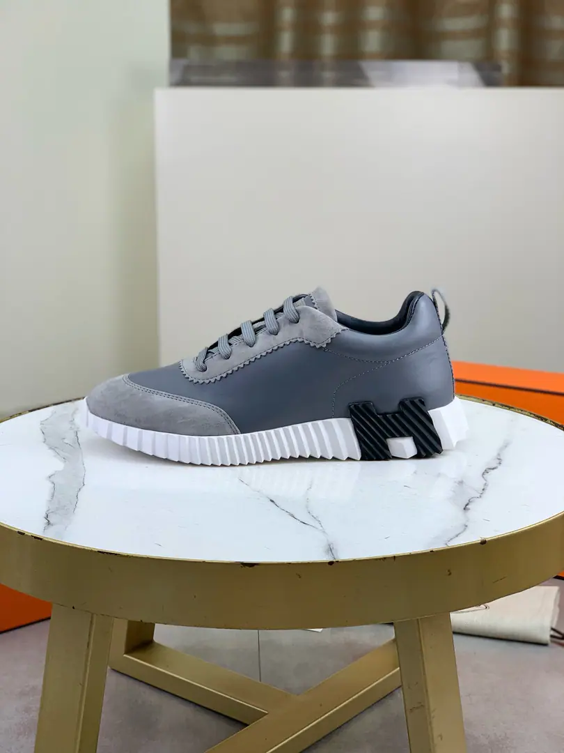 Plant prices Top Version Original List HermesA man of love. Drift Sneaker New recreational shoes. Original procurement development Make the goods. HThe classics of men at home. Technology with air noodles and cow skin. Leisure sports shoes The leisurely sport of old dad's shoes combined with high technology for air material and cow skin., SideHHome only button decoration The bottom is full.HItalic design and bright colours show dynamism, Re-initiating brand design inspiration. A simple walk around the city., Feel free and comfortable.. ♪ And deliver the fine packaging ♪🛍📦 ▪️Fabulous.: Original custom customised air-in-kind material+Head-decked cow skin. ▪️Uchi.: Skins and feet. ▪️Otsumi!: I'm taking a break.PU+TPUMaterial ▪️Size: 39-45（38 46 47Do it.） Multiple Colours Precious packaging