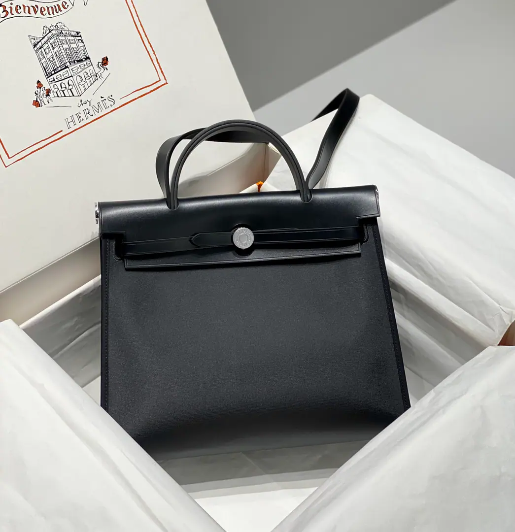 「𝐻𝑒𝑟𝑏𝑎𝑔 𝑧𝑖𝑝 」 • The outer seams./Waterproof black. • Layout Designs Not Select Styles • The video is a very cool one. There's a handheld and a shoulder belt.‘’You can change the package at will. It's like a bag. But he has four.