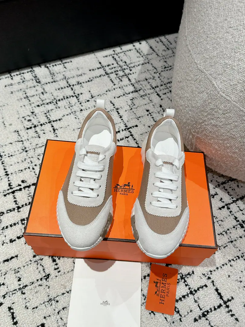 Layout Leather. #Top Version Couple money. Hermes I'm in love with you, Max. 24/ fe new arrival~ Autumn and winter money. Bouncing Couples.👫Sports Leisure shoes. The most comfortable shoes in love with horses., No, I don't.1⃣️, It's a nice, light foot., You don't get tired of shopping.👍 Bullskins.+Wire Nice touch., She's beautiful and she's got a lot of clothes., It's light and comfortable. It's so light. Sports and leisure are the two things. Step on it.💩That's great.！ ✔️Fabulous.:Imported cattle skin+Wire ✔️Uchi.:The imported inlet was for silk and sheep. ✔️Otsumi!:AdoptionIP+TPU(Multi-colour Letters)German technology exposure machine seamlessly combined ✔️Size:#35-46(Women40.41Men45.46Do it.) 🎁Top class. Synchronize full packaging