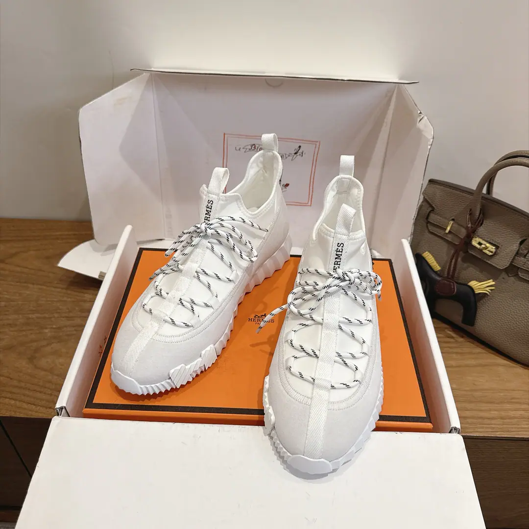 herme…s ss26new arrival～ The cabinet is a big fan of the couple., HThe first shoe-shoes to be used in the distribution.！ It's a classic for the Equestrian. Every season has many colors. It's definitely one of the most worthy of purchase. There are gods of the man.!Don't miss it.！！ He's so light., It's so cozy. It's been a long time., It's not expensive. There's a little coil behind the back with the help with the shoes. Top class. 35-44, - It's a deal.45 46 Men➕20