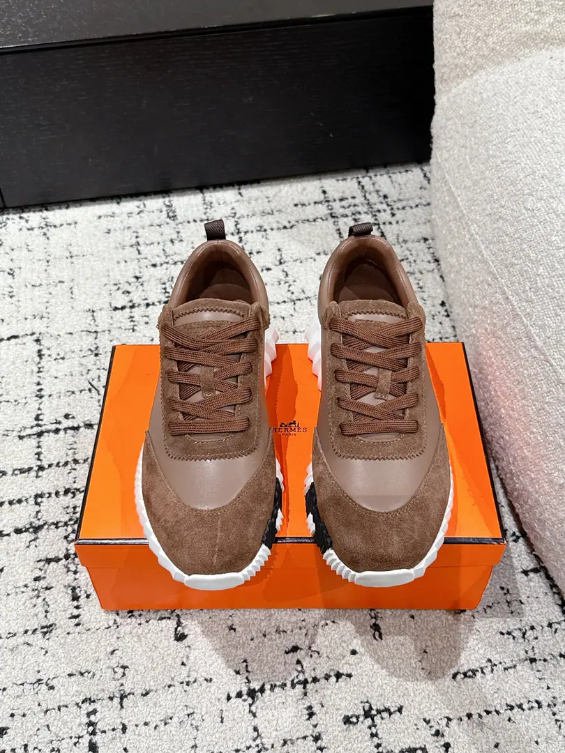 #Top Version Couple money. Hermes I'm in love with you, Max. 25/ Bouncing Couples. Sports Leisure shoes. The most comfortable shoes in love with horses., No, I don't.1⃣️, It's a nice, light foot., You don't get tired of shopping.👍Bullskins.+Wire Nice touch., She's beautiful and she's got a lot of clothes., It's light and comfortable. It's so light. Sports and leisure are the two things. Step on it.💩That's great.！ ✔️Fabulous.:Imported cattle skin+Wire ✔️Uchi.:The imported inlet was for silk and sheep. ✔️Otsumi!:AdoptionIP+TPU(Multi-colour Letters)German technology exposure machine seamlessly combined ✔️Size:#35-46(Women40.41Men45.46Do it.) 🎁Top class. Synchronize full packaging