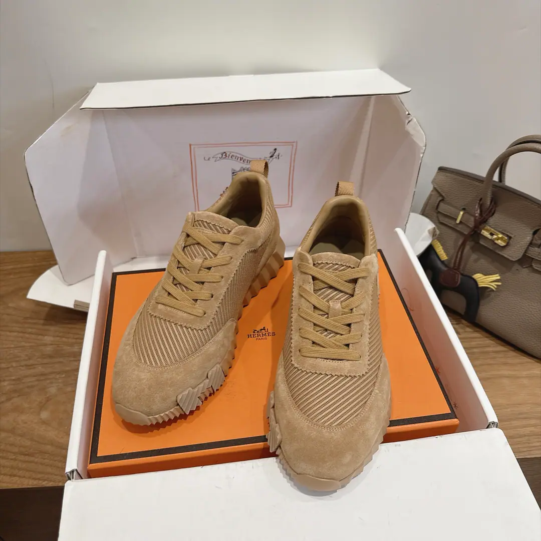 herme…s ss26new arrival～ The cabinet is a big fan of the couple., HThe first shoe-shoes to be used in the distribution.！ It's a classic for the Equestrian. Every season has many colors. It's definitely one of the most worthy of purchase. There are gods of the man.!Don't miss it.！！ He's so light., It's so cozy. It's been a long time., It's not expensive. There's a little coil behind the back with the help with the shoes. Top class. 35-44, - It's a deal.45 46 Men➕20